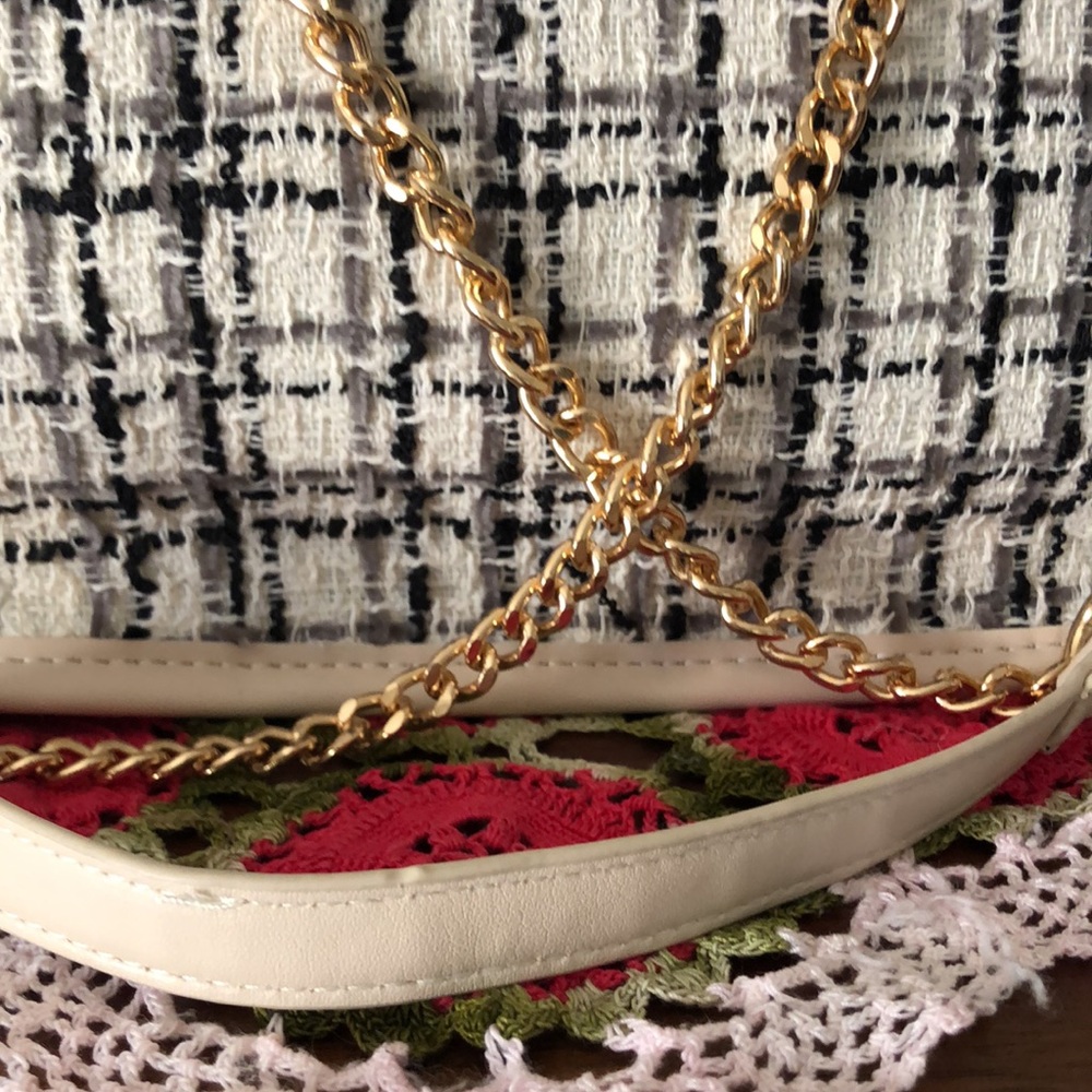 NWT Ahdorned Cream Classic Tweed Crossbody Messenger Handbag w/Chain Strap - Picture 4 of 7